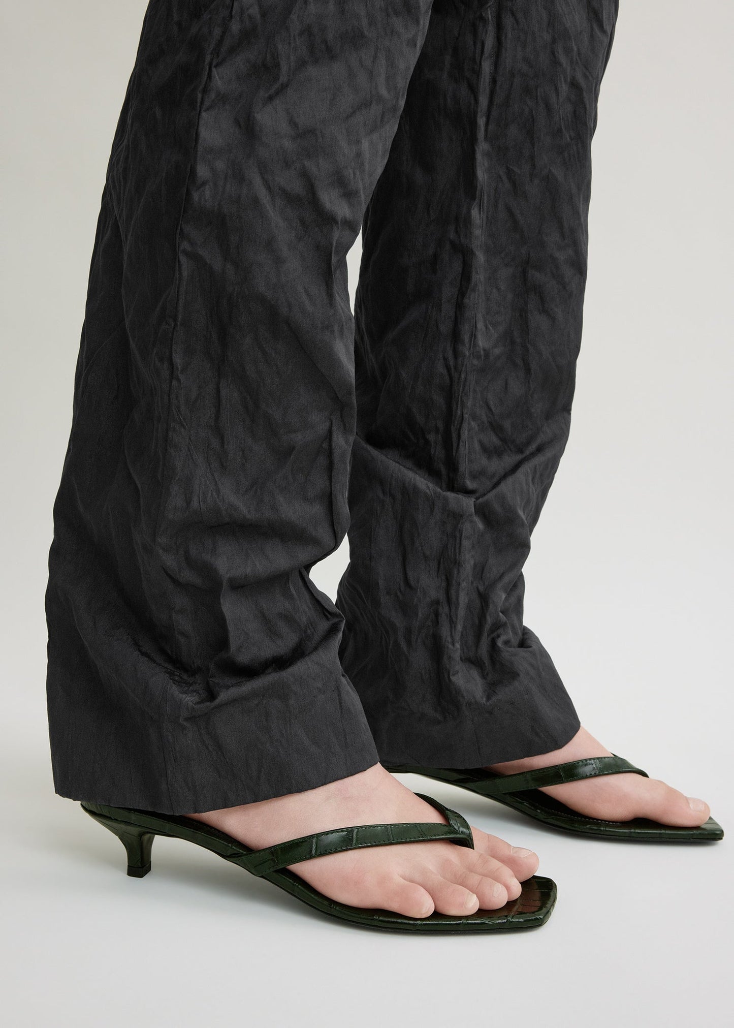 Croco-embossed heeled flip flops dark green