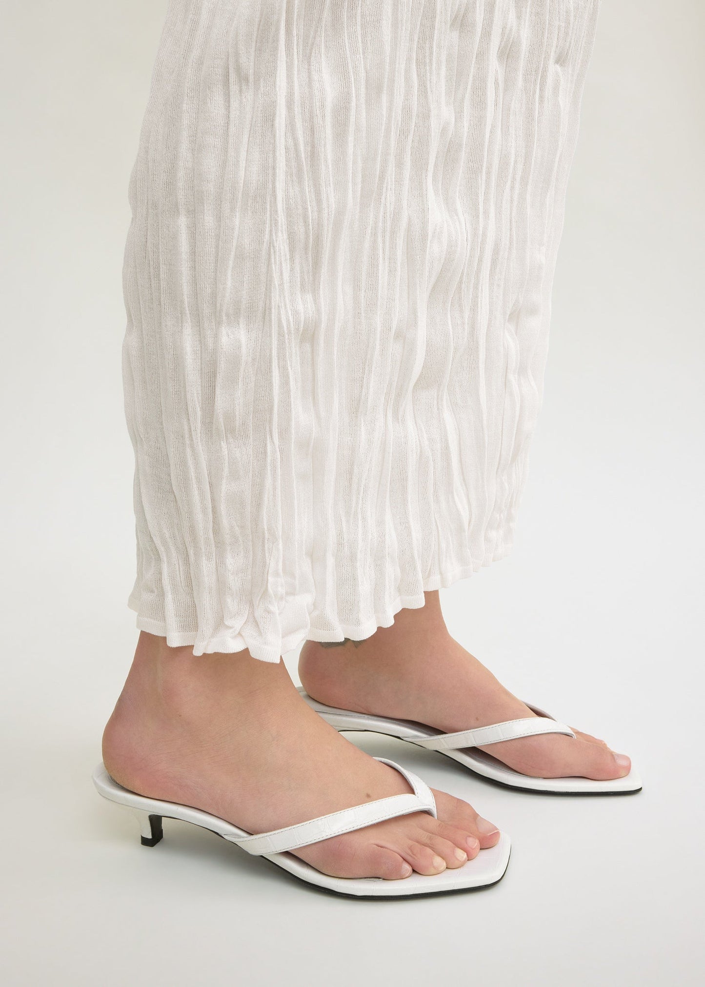 Croco-embossed heeled flip flops off-white